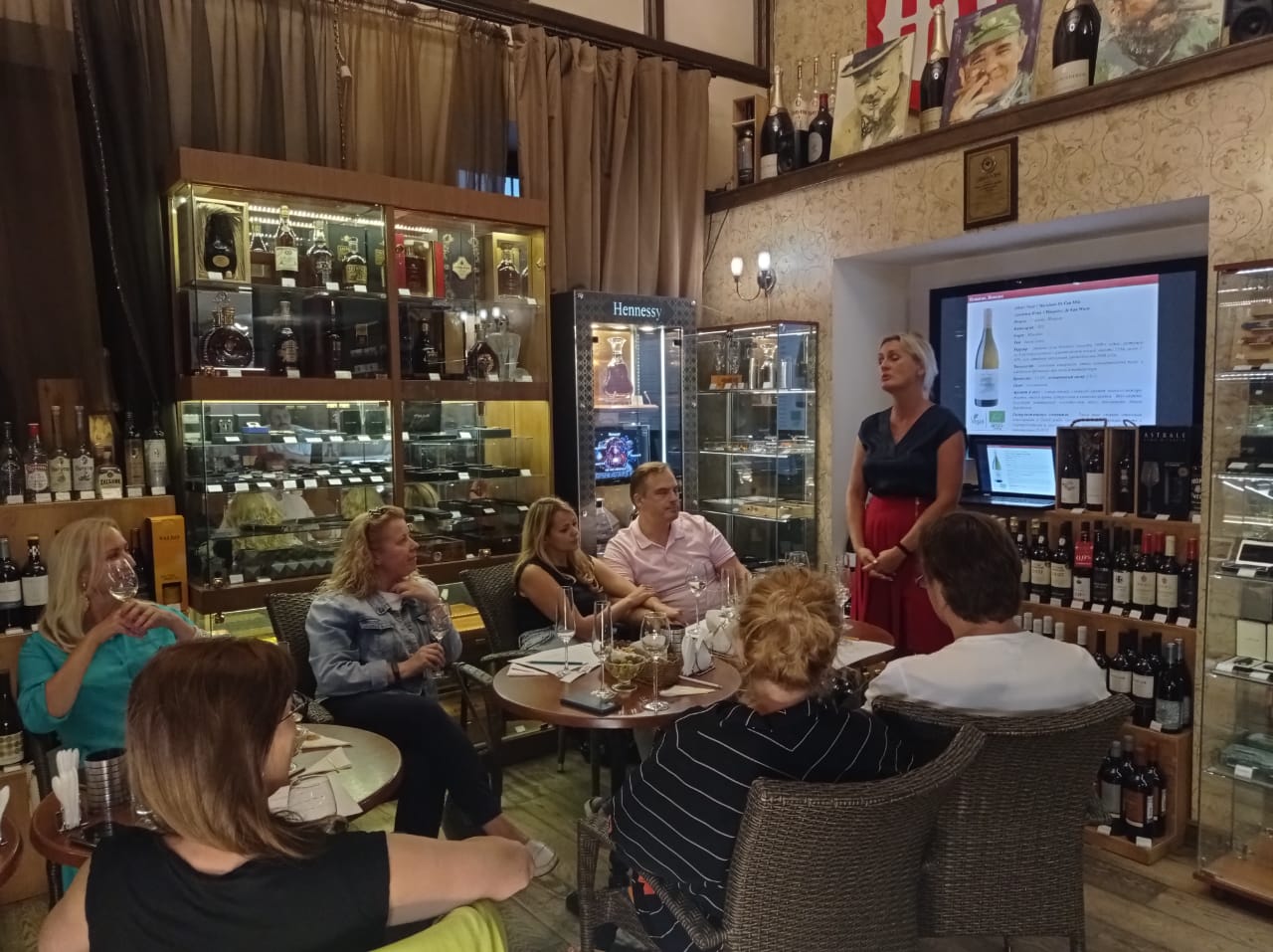 ФОТООТЧЁТ — компания Браво Трейд«Сигары и Виски» на Маяковской представляют — лучшие Испанские вина