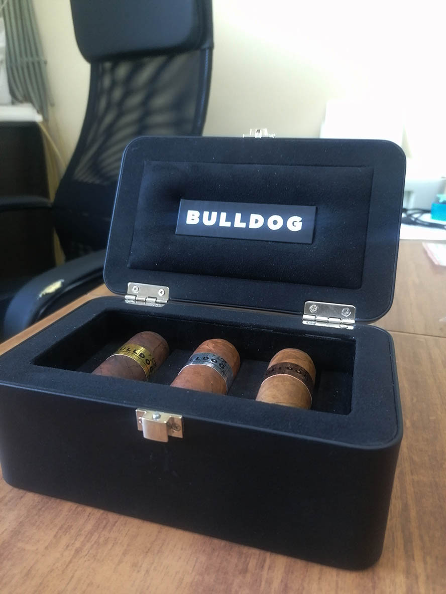 Супер/box от SIGLO DE ORO на три сигары BULLDOG…