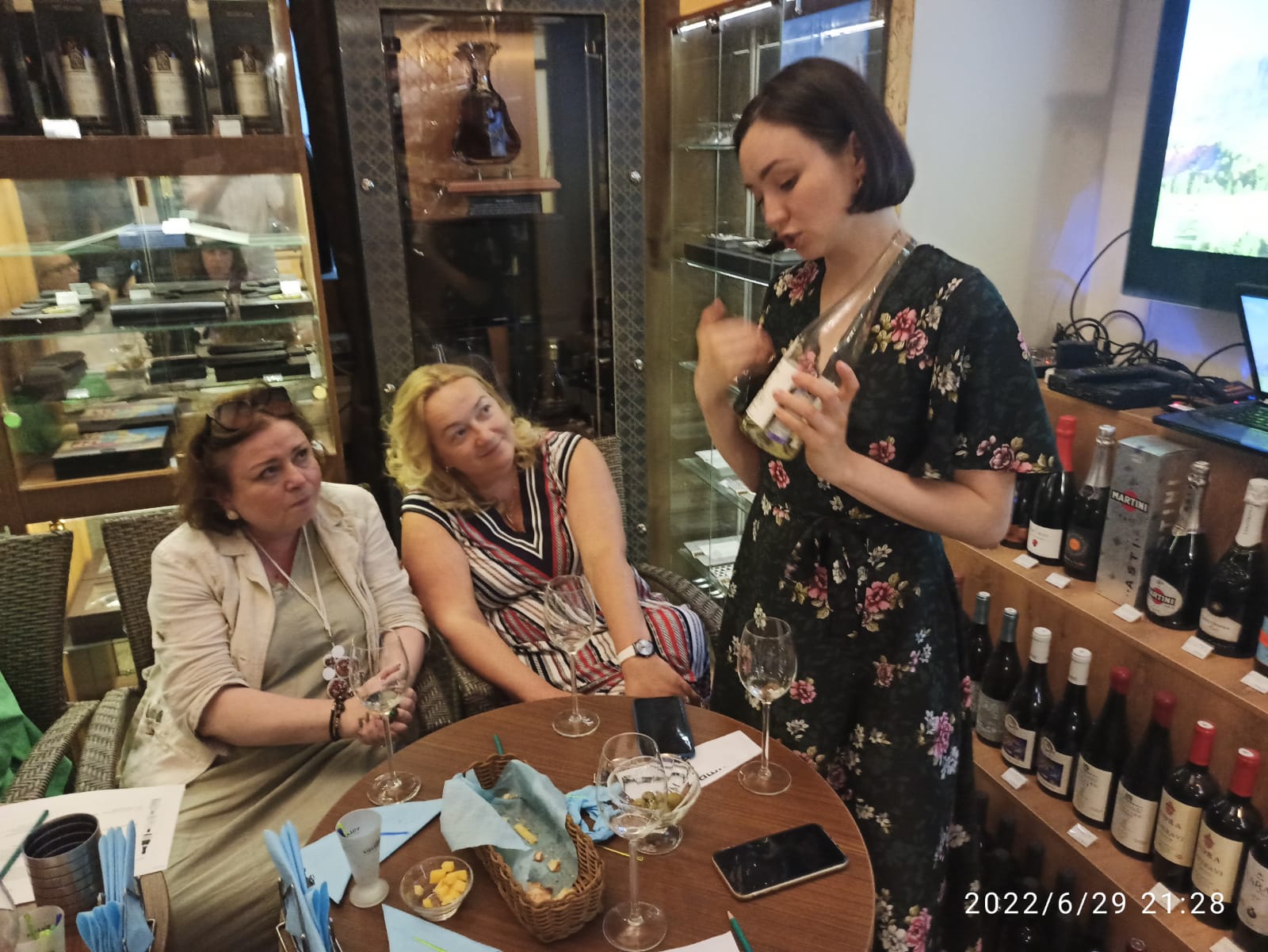 ФотоОтчёт  «Сигары и Виски» на Маяковской:  Долгожданная дегустация.  Летний калейдоскоп.  Белые вина!